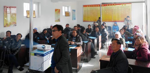 Jack McHugh, CIMMYT, and Yuan Hanmin, NAAFS, introduce participants to conservation agriculture in Litong district. The presentation was organized and supported by Bei Bing (in foreground) from the Agricultural Technology Promotions Centre in Wuzhong City.