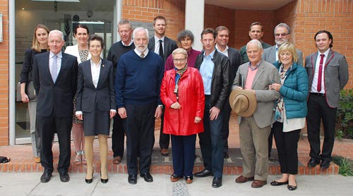 The Australian delegation stand with CIMMYT representatives in front of the Gene Bank. Front row left to right: Ambassador Tim George, Ms. Robyn McClelland, Sergeant-at-Arms, Dr. Thomas Lumpkin, Hon. Bronwyn Bishop, Mr. Stephen Jones MP, Hon. Philip Ruddock MP and his wife Back row left to right: Ashleigh McArthur, Australian Embassy in Mexico; Senator Deborah O’Neill; Mr. Mark Coulton MP; William Blomfield, Australian Embassy in Mexico; Dr.Marianne Bänziger , CIMMYT Deputy Director General; Mr. Damien Jones, Special Adviser to the Speaker; Dr. Kevin Pixley, Director Genetic Resources Program Director; Dr. Hans Braun, Director Global Wheat Program Director; Ricardo Curiel, MasAgro Communications Specialist. (Photo: Xochiquezatl Fonseca/CIMMYT)