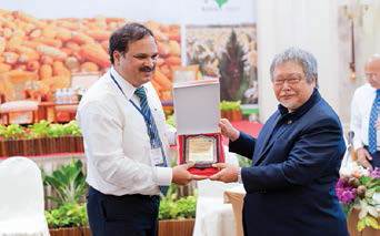 Dr. B.M. Prasanna, Director of the CIMMYT Global Maize Progam, receives a plaque of appreciation from FAO and APAARI for his contributions to the successful organization of the conference and for strengthening regional maize research and development partnerships.