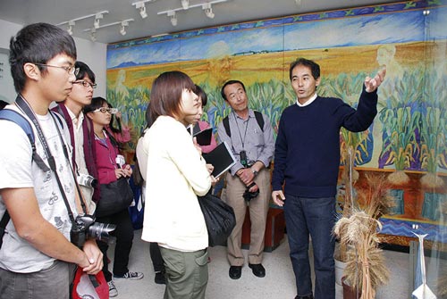 Masahiro Kishii of CIMMYT’s Global Wheat Program gives students a tour of the Wellhousen-Anderson Genetic Resources Center. Photos: Xochiquetzal Fonseca