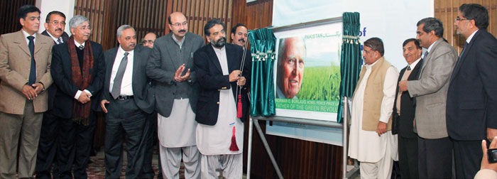 Mr. Sikhandar Hayat Khan Bossan, Federal Minister for Food Security and Research, Pakistan, unveils a new stamp to commemorate the 100th birthday in 2014 of late wheat scientist and Nobel Peace Prize Laureate, Dr. Norman E. Borlaug.Ā Photo: Amina Khan/CIMMYT