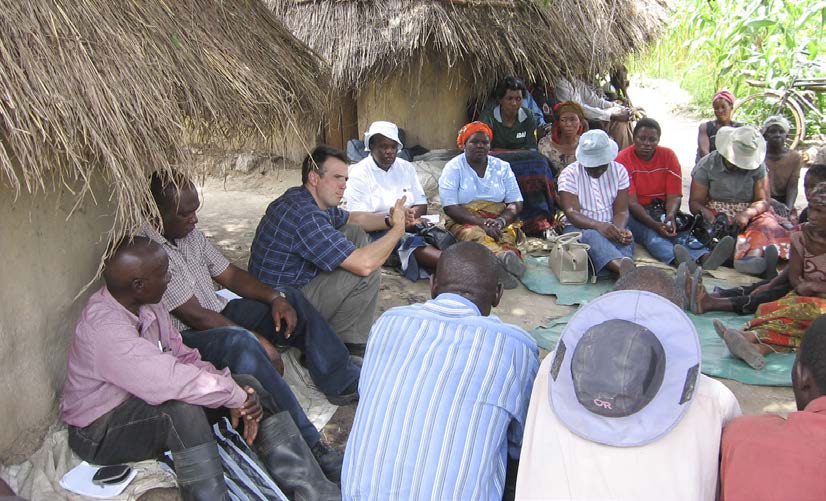 Christian Thierfelder habla de los retos de la agricultura de conservación con agricultores de Zambia Central durante una junta de evaluación participativa.