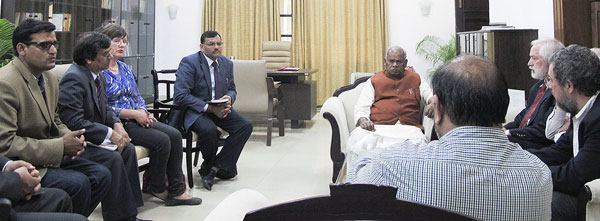 From left to right: Raj Kumar Jat, Hari Shanker Gupta, Nicolle Birrell, Shri Amrit Lal Meena, Shri Jitan Ram Manjhi, Thomas A. Lumpkin, Etienne Duveiller and M.L. Jat. Photo: Fabiola Meza/CIMMYT