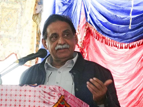 Mir Jan Muhammad Jamali addressing the farmers.