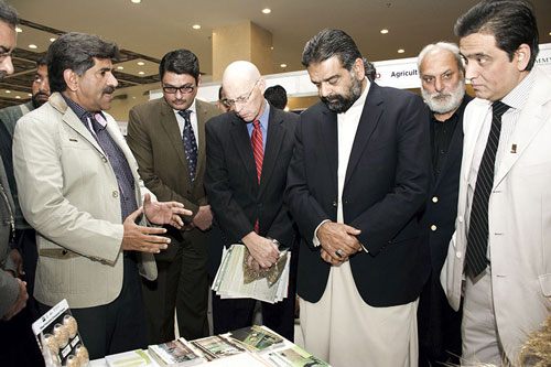 Mr. Sikandar Hayat Bosan (left), Federal Minister of Food Security & Research, and Mr. Gregory Gottlieb (red tie), Director for USAID Pakistan, visited the stand and talked to Imtiaz Muhammad (far right), CIMMYT Country Representative in Pakistan, and AIP component leads about their programs.Photos: Amina Nasim Khan