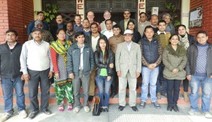 Junta de planeación de SRFSI en RARS, Tarahara, Sumari, Nepal. Primera fila: Ramesh Saphi, Guddu Mishra, D.D. Gautam, Sanjeet Jha, Prashana, Sudeep, Surya Narayan, Sarita Manandhar, Segunda fila: Bibek, Ram Prakash, Umensh Shah, Rabindra, Jitendra Aryal, Sudip, Divya, Shailendra, Deepa Tercera fila: Yukti Yadav, YG. Khadka, Peter Brown, Roy Murray, Patrick Wall, Mahesh K Gathala, Bedanand Chowdhury, Ashraf Ali.