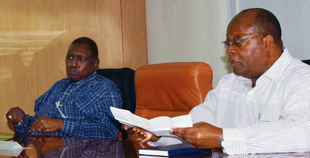 Dr. Eliud Kireger (left), KALRO Director General, in deep discussions with CIMMYT scientists during his visit to CIMMYT headquarters. He was accompanied by Stephen Mugo (right), CIMMYT’S Regional Representative for Africa and also country representative for Kenya. Dr. Kireger also met with CIMMYT's senior leadership.