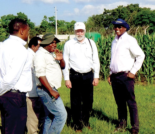 El Dr. Tom Lumpkin (segundo a la derecha) con científicos de CIMMYT–SARO en uno de los ensayos en Zimbabwe. Fotos: Johnson Siamachira/CIMMYT