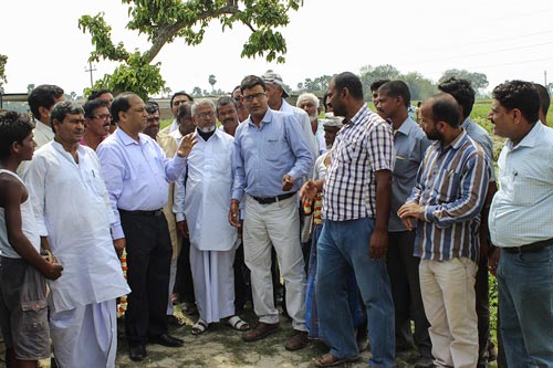 Agriculture Production Commissioner (3rd from the left) discussing climate smart practices with farmers in Digambra village. Photo: Deepak/CIMMYT