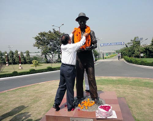DG de BISA coloca ofrenda floral en la estatua del Dr. Borlaug. Fotos: Meenakshi Chandiramani