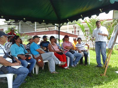 At Paraguaycito, CENICAFE agronomists Myriam Cañon and Angela Castaño explain the effects of climate on the coffee-maize system.