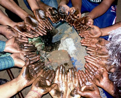 Hands of the participants in the Machinery Jamboree at Chuadanga, Bangladesh. Photos: Abdul Mabud, CIMMYT