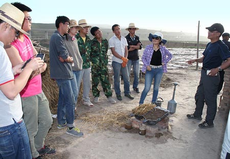 Postgraduates discussing and preparing the CA runoff demonstration with Professors Li Lingling and Zhang at Dingxi Research Station in preparation for the workshop. Photos: Jack McHugh/CIMMYT