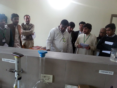Participants visiting the food technology laboratories. Photo: Monsif-ur-Rehman/CIMMYT