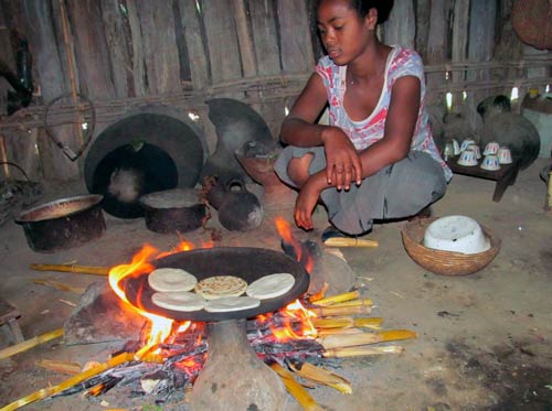 In Hawassa, southern Ethiopia, maize is eaten as corn bread, baked on a big clay plate. To ensure that QPM bread tastes as good as the conventional maize bread, NuME teamed up with two lecturers of the Hawassa University, Tafese and Debebe, who are organized taste tests. Photo: H. De Groote/CIMMYT