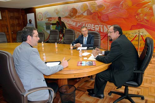 CIMMYT Director General Martin Kropff and Bram Govaerts, Associate Director of the Global Conservation Agriculture Program and Leader of MasAgro, meet with Senator Cota.