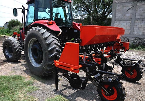 Multiuse-multicrop machine, the first model developed by Sembradoras TIMS. Photo: Luz Paola López Amezcua/CIMMYT