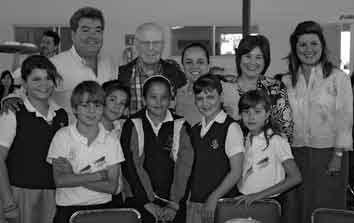 María Tropero(junto al Dr. Borlaug) y sus alumnos del Colegio Teresiano de la Vera Cruz.