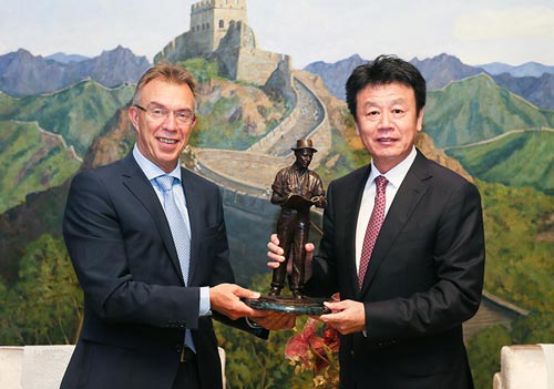 Kropff entrega una estatuilla de Norman Borlaug a Jiangguo Zhang en reconocimiento al apoyo que han dado, tanto SAFEA como él personalmente, a la colaboración CIMMYT-China. Foto: SAFEA