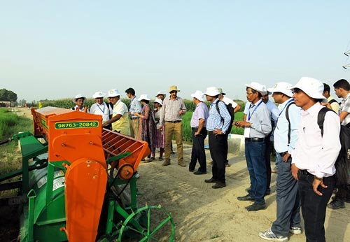 Participants received hands-on training on CA technologies and visited several participatory and strategic trials. Photo: Kiranjot Kaur/CIMMYT.