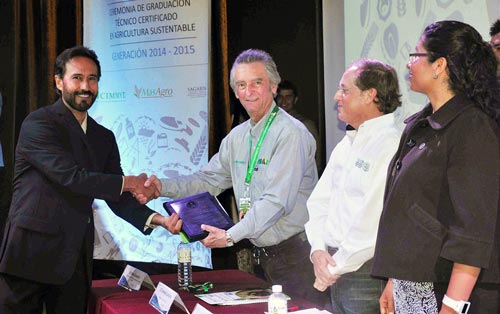 Course participants receiving their certificates. Photo credit : Luz Paola López Amezcua/CIMMYT