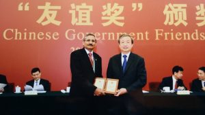 CIMMYT scientist Ravi Singh receives Friendship Award from China's Vice-Premier Ma Kai. CIMMYT/Handout