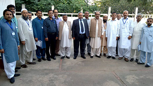 El secretario federal del Ministerio de Seguridad Alimentaria Nacional e Investigación y el director de FSC&RD con el grupo de participantes. Foto: CIMMYT-Paquistán