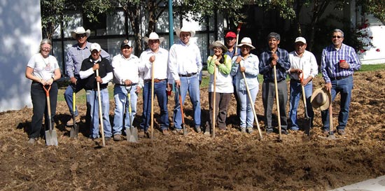 Personal del CIMMYT ayuda de manera voluntaria en las actividades para sembrar una milpa. Foto: Archivos del CIMMYT