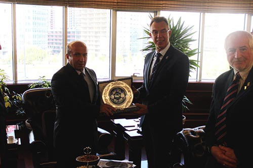 Minister Kutbeddin Arzu presenting a traditional ceramic plate symbolizing wheat and fertility to CIMMYT DG Martin Kropff. Photo: Alexey Morgunov