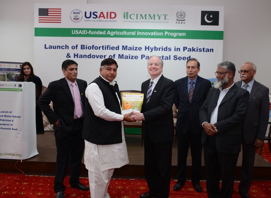 USAID Mission Director John Groarke (center) during the launching ceremony of the first QPM hybrids in Pakistan. Photo: Awais Yaqub