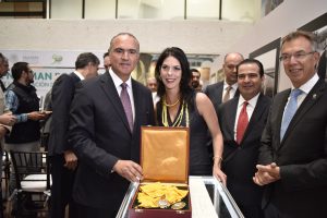 Julie Borlaug (center) presents Calzada Rovirosa (right) and Kropff (left) her grandfather's Order of the Aztec Eagle award. 