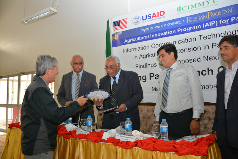 Mark Bell presented the working paper to the Federal Minister of National Food Security and Research, Pakistan. Photo: Amina Nasim Khan/CIMMYT