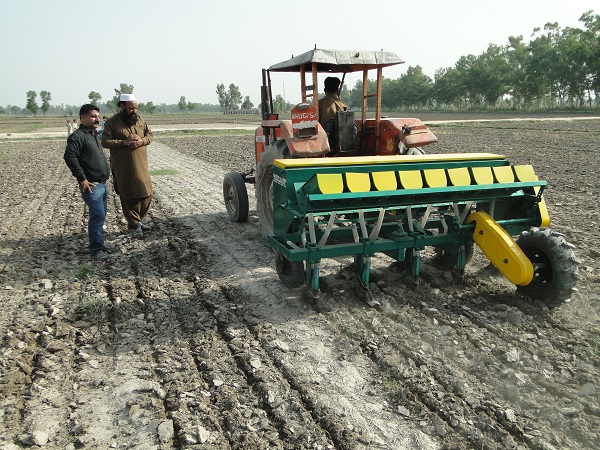 Planting rice with the first locally produced multicrop planter in Sheikhupura, Punjab Province, Pakistan. Photo: Irfan Mughal/Greenland Engineering