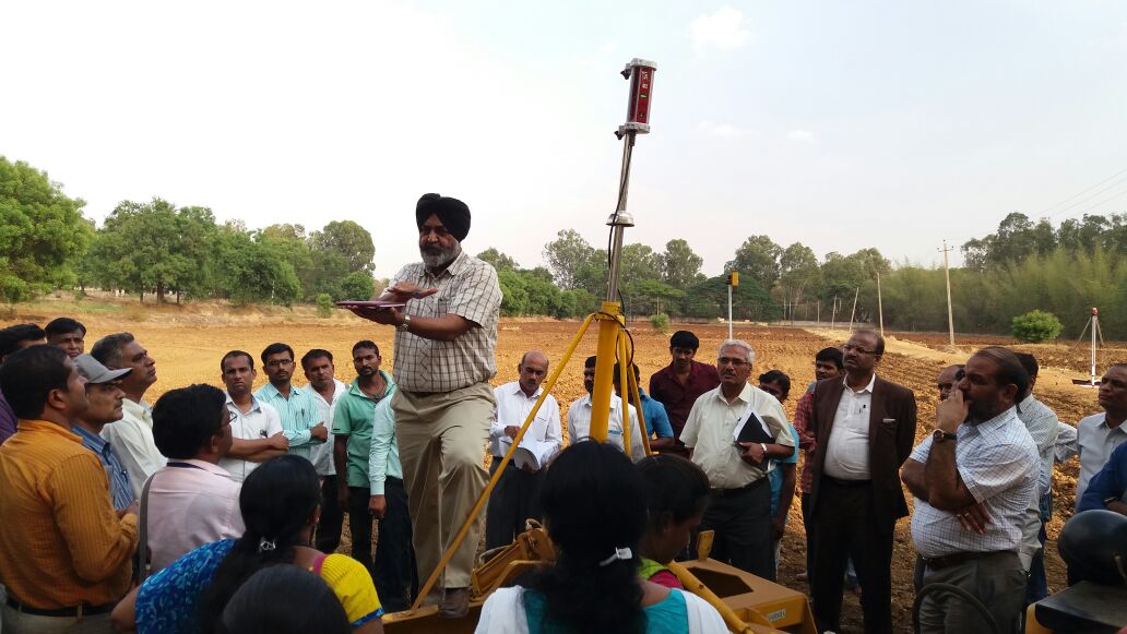 H.S. Sidhu, senior research engineer, BISA, demonstrating laser land leveler technology. Photo: Yogehs Kumar/CIMMYT