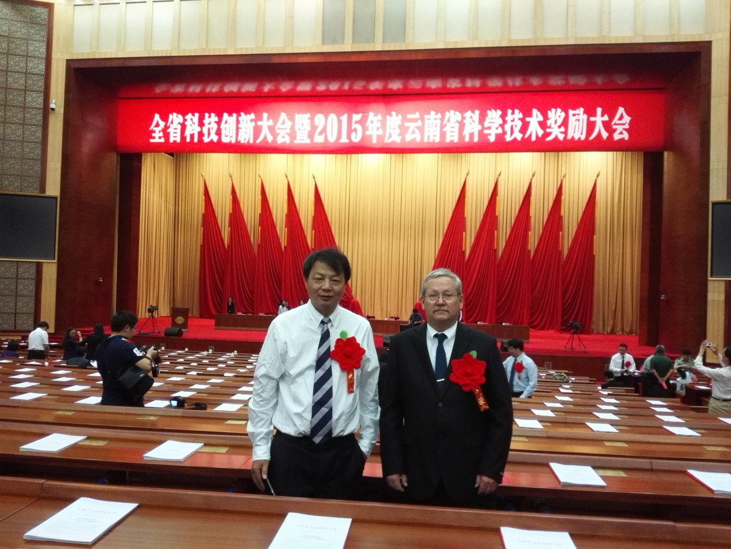 Director Xingming Fan, from YAAS  and Dan Jeffers representing CIMMYT at the Yunnan Provincial Awards Ceremony, 7 June, 2016. Photo: CIMMYT