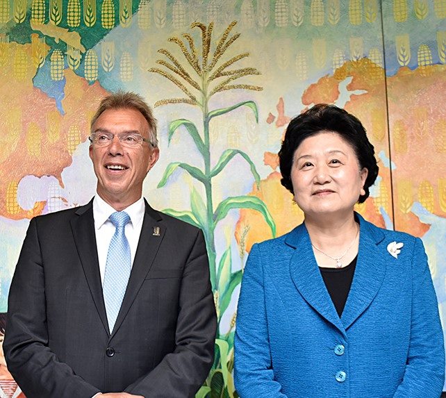 China’s Vice Premier Liu Yandong (right) with CIMMYT Director General Martin Kropff. Photo: A. Cortes/CIMMYT