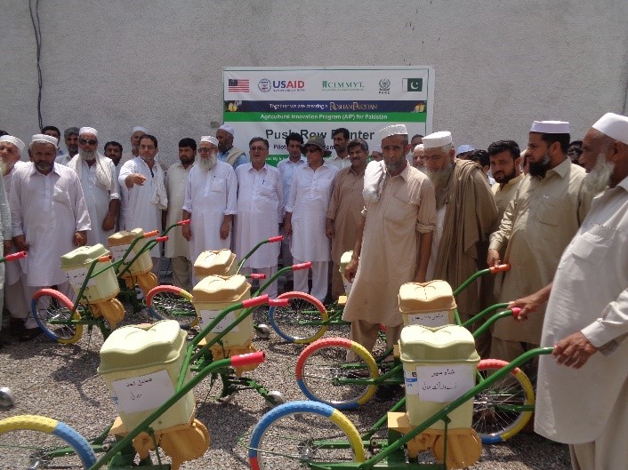 Farmers with push row maize planters in Mardan. Photo: CIMMYT