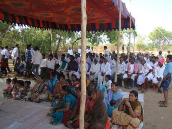 The gathering of farmers in the field day. Photo: UAS, Raichur
