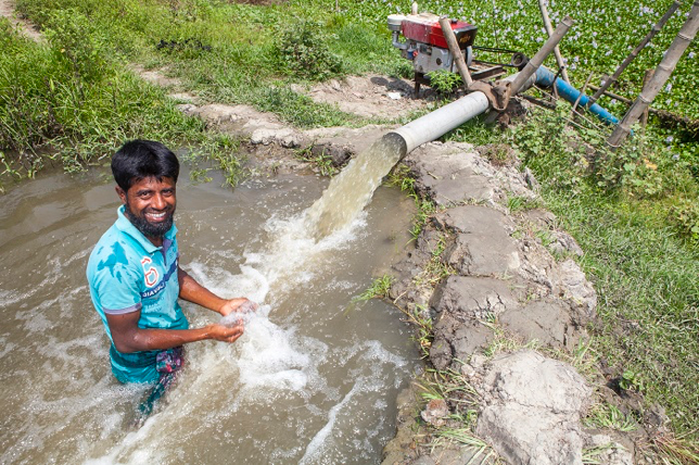 CIMMYT’s interventions on cropping intensification in Southern Bangladesh look beyond surface water irrigation to ensure long-term environmental sustainability. Photo: T. Krupnik/CIMMYT