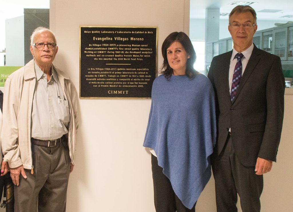 Surinder K. Vasal, former CIMMYT maize scientist and World Food Prize laureate, with Natalia Palacios, head of the CIMMYT maize quality laboratory, and Martin Kropff, CIMMYT director general, helped unveil the plaque in honor of Dr. Evangelina Villegas. Photo: A. Cortés/CIMMYT