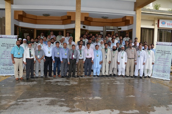 Participants of AIP’s Agronomy National Meeting 2017 in Islamabad with Ghulam M. Ali, AIP Focal person. Photo: CIMMYT/K.Syed