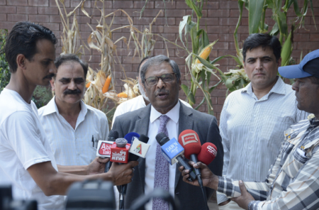 PARC Chairman Yusuf Zafar briefing media about USAID, PARC and CIMMYT partnership through AIP to improve farming practices and livelihoods across Pakistan. Photo: A.Yuqub /CIMMYT