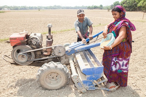 Seed fertilizer drill. Photo: CIMMYT. 