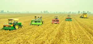 uper SMS fitted combine harvester and Happy Seeder” for simultaneously harvesting of rice and seeding of wheat. Photo: HS Sidhu /CIMMYT