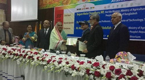 CIMMYT country representative received the certificate for the participation from Motia Chowdhury, Agricultural Minister, GoB. Photo: Barma, U./CIMMYT.