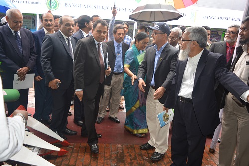 Dr Thakur Prasad Tiwari, Country Representative, CIMMYT is seen welcoming the Planning Minister of Bangladesh to the CIMMYT exhibition. Photo: Barma, U./CIMMYT.