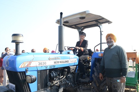 Happy Australian High Commissioner riding a tractor at BISA Ludhiana. Photo: CIMMYT/Hardeep