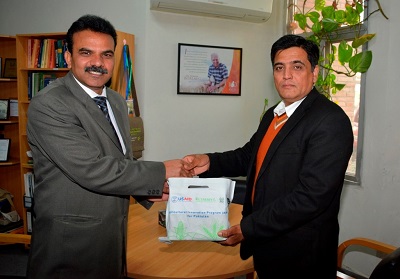 Double haploid inducer seeds handover to UAF. Dr. Muhammad Aslam (UAF),left receiving from Dr. Muhammad Imtiaz. Photo: Ehtisham/CIMMYT